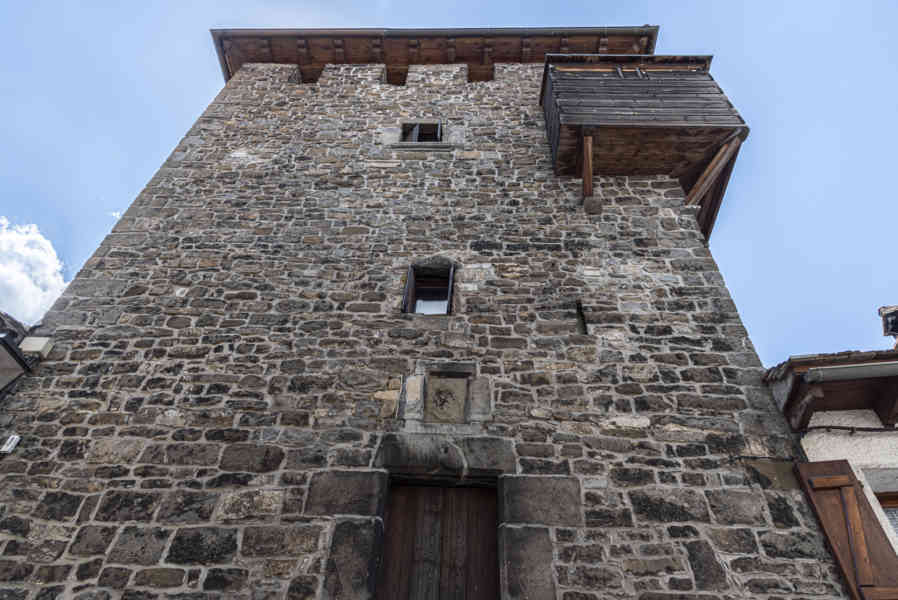 Huesca - Ansó 12 - torreta medieval.jpg